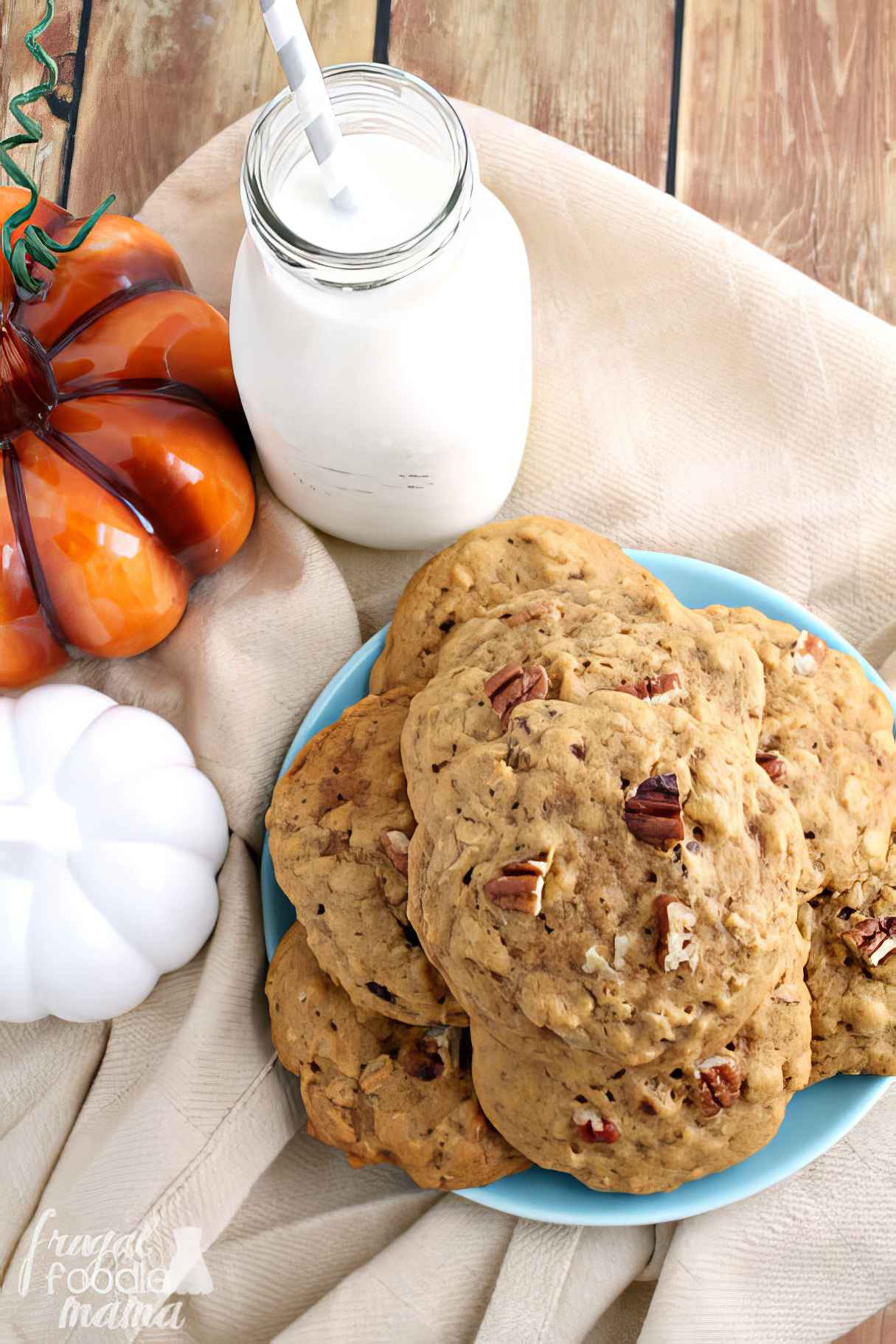 Chai Pumpkin-Pecan Oatmeal Cookies