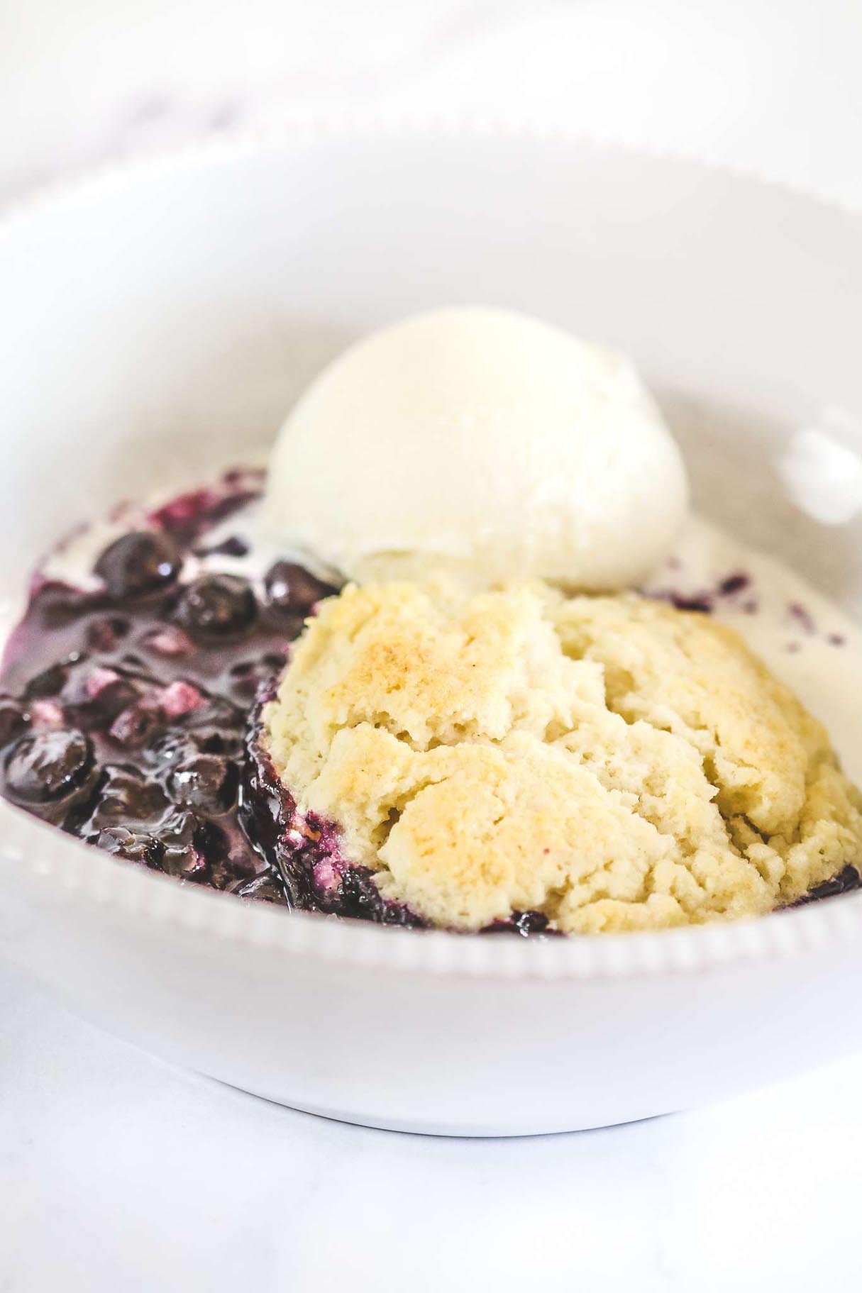 Crockpot Mixed Berry Cobbler