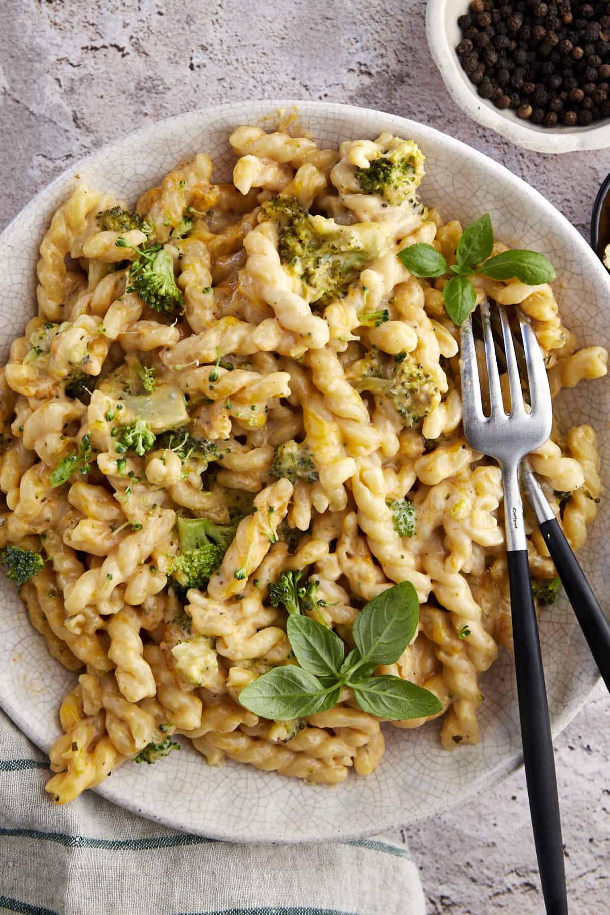 Plant-Based Mac and Cheese with Broccoli (Low Fat)